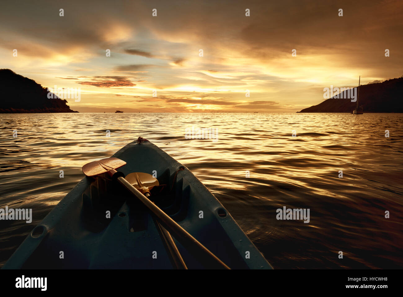 Kayak de mer au coucher du soleil bow toile Banque D'Images