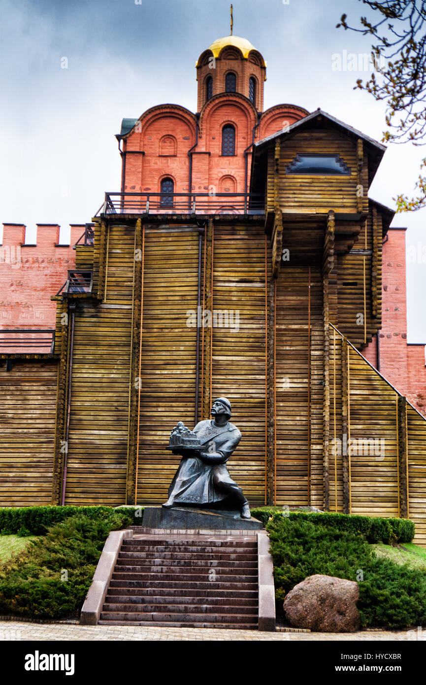 Monument de Iaroslav le Sage à la porte d'or Kyiv Banque D'Images