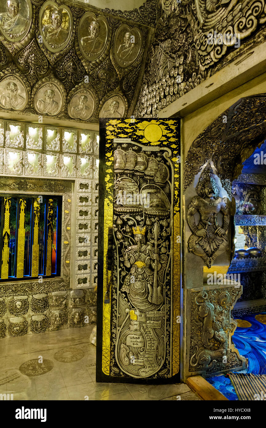 Des portes et plaques d'argent à l'intérieur de l'un des couloirs de l'Wat Sri Suphan (le Temple 'Silver'), Chiang Mai, Thaïlande. Banque D'Images