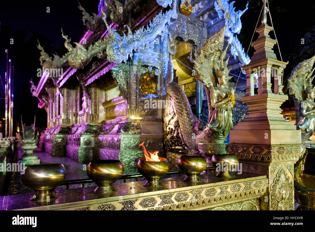 Une flamme brûle à l'intérieur d'un bol en face de l'un des halls du Wat Sri Suphan (le Temple 'Silver'), Chiang Mai, Thaïlande. Banque D'Images