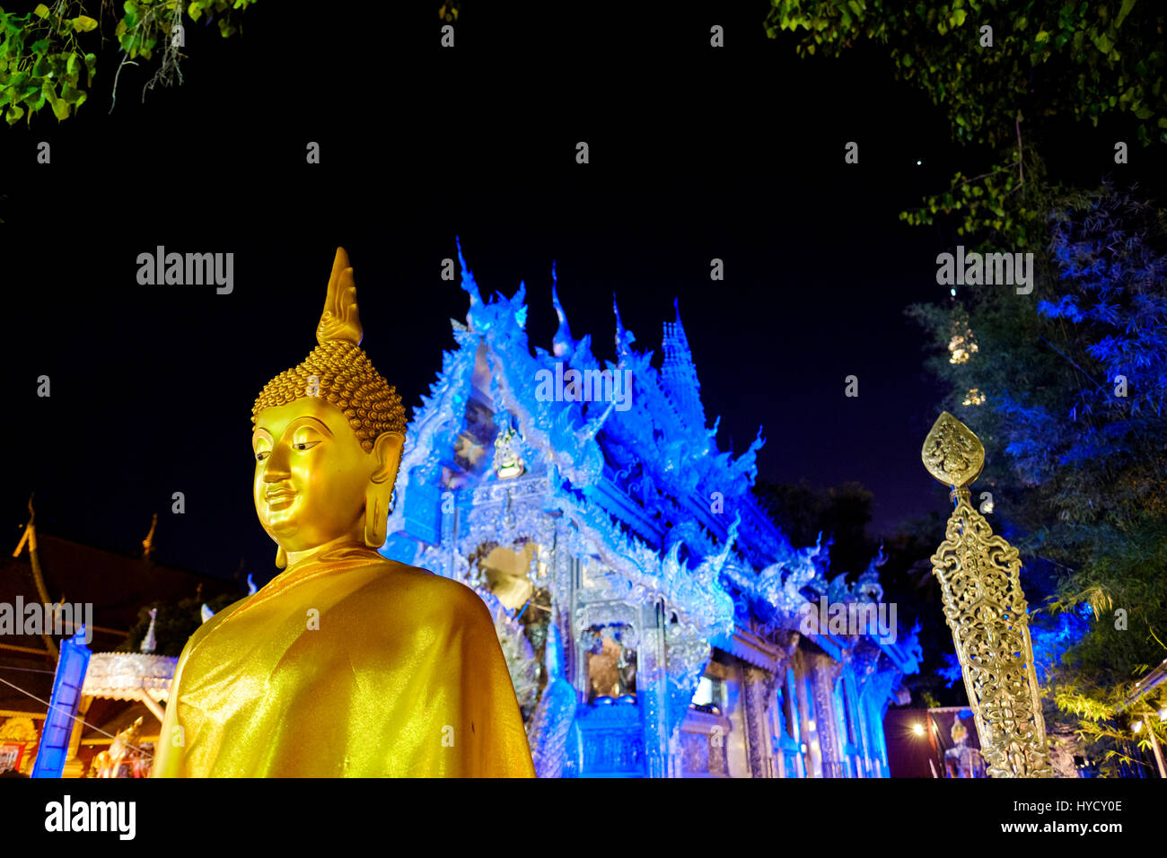 Une statue de Bouddha en or en Wat Sri Suphan (le Temple 'Silver'), Chiang Mai, Thaïlande. Banque D'Images