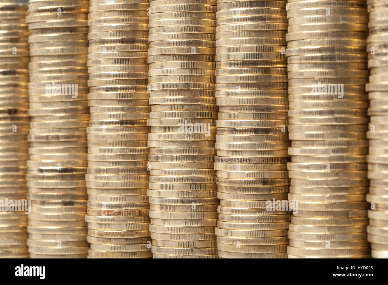 De nombreuses pièces et des pieux disposés les uns à côté des autres comme arrière-plan. Banque D'Images