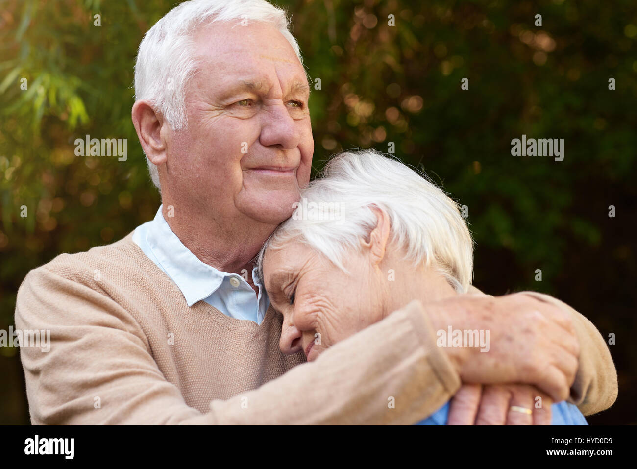 Romantic senior homme chaudement serrant ses femme, à l'extérieur Banque D'Images