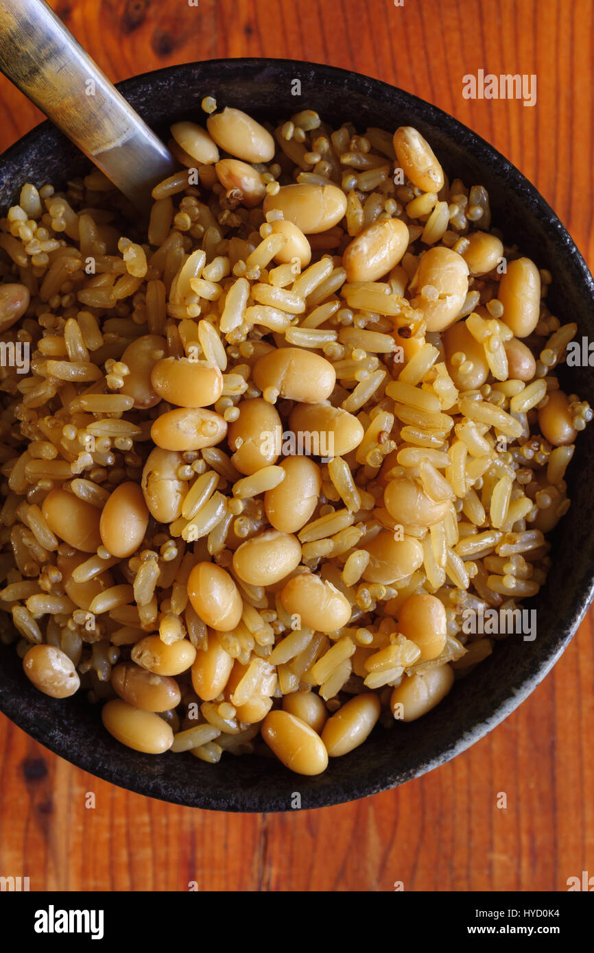 Brown de farine de riz avec haricot ou haricots blancs et le quinoa dans un bol en céramique japonaise une saine alternative à haute teneur en fibres de riz blanc Banque D'Images