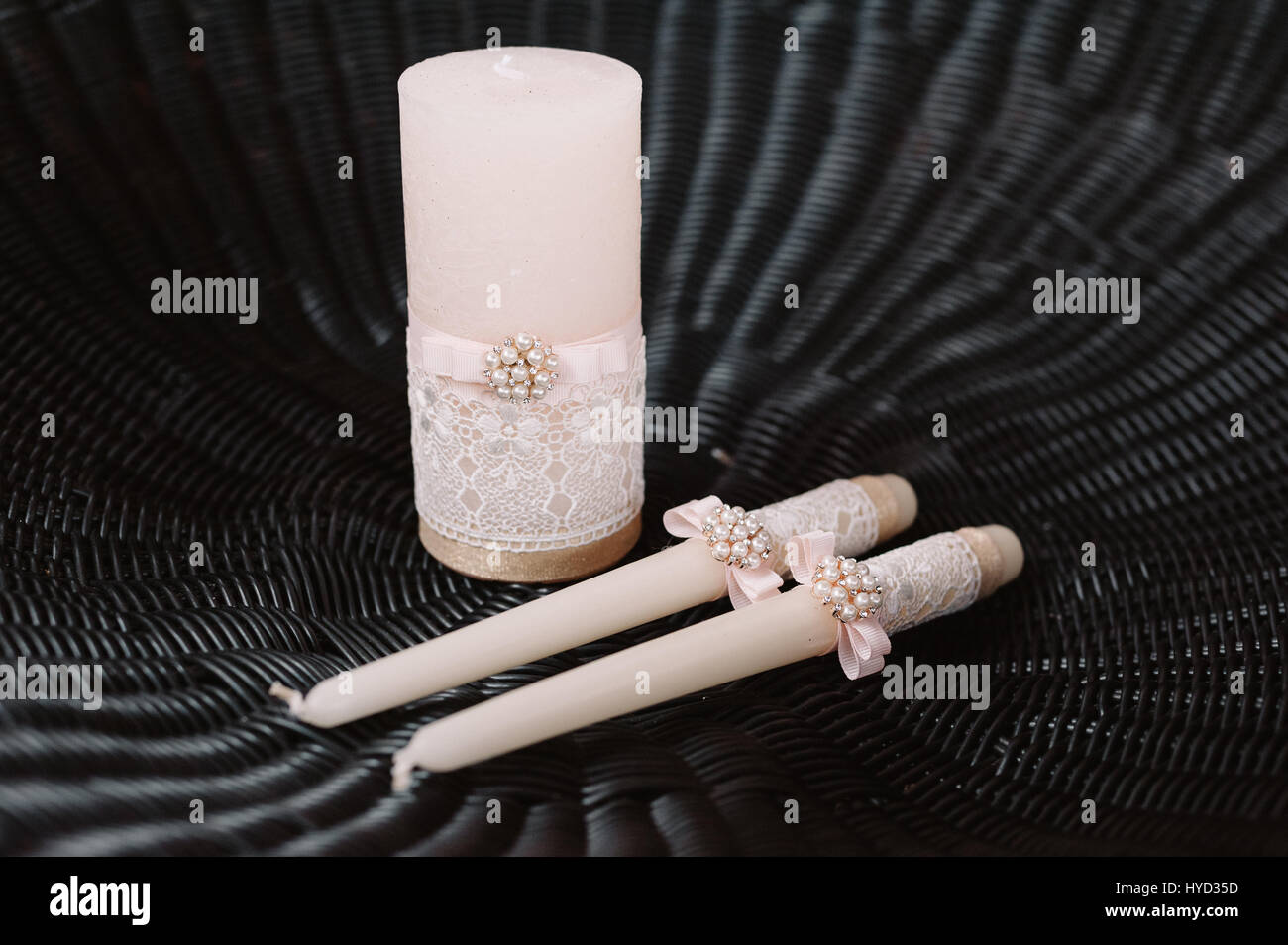 Bougies décorées de mariage dans le style rose lumière tendrement Banque D'Images