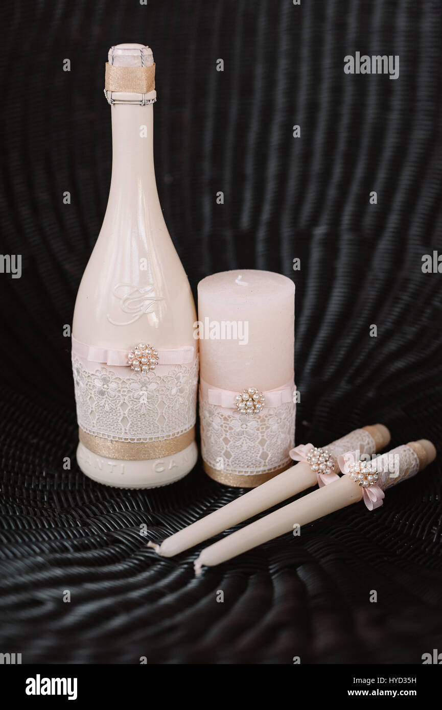 Décoration de mariage bougies et champagne dans le style rose lumière tendrement Banque D'Images
