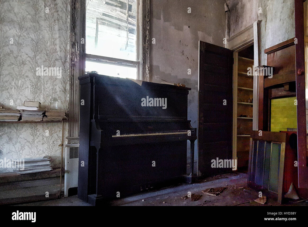 NORTH CAROLINA, USA : regarder à l'intérieur d'un siècle en ruine ancien manoir de style italien abandonné pendant des décennies par son propriétaire qui devenaient trop vieux pour s'occuper de l'hôtel particulier de neuf chambres. Ces photos montrent un étrange intérieure énorme où la famille d'accueil une fois qu'ri et partagé des histoires autour de la table du dîner qui a malheureusement été laissés à pourrir dans la forêt environnante. Les images ont été prises par le photographe local Summer Lee King Mozelle (25) au manoir de Red Springs, North Carolina, USA, à l'aide d'un GE X600 Full HD et un Galaxy S6. Summer Lee Mozelle King / mediadrumworld.com Banque D'Images