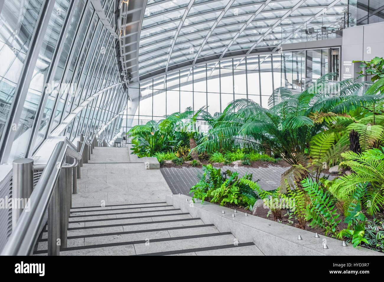 Escalier le long du côté de la Sky Gardens au bâtiment de talkie-walkie, 20 Fenchurch Street, City of London, en Angleterre. Banque D'Images