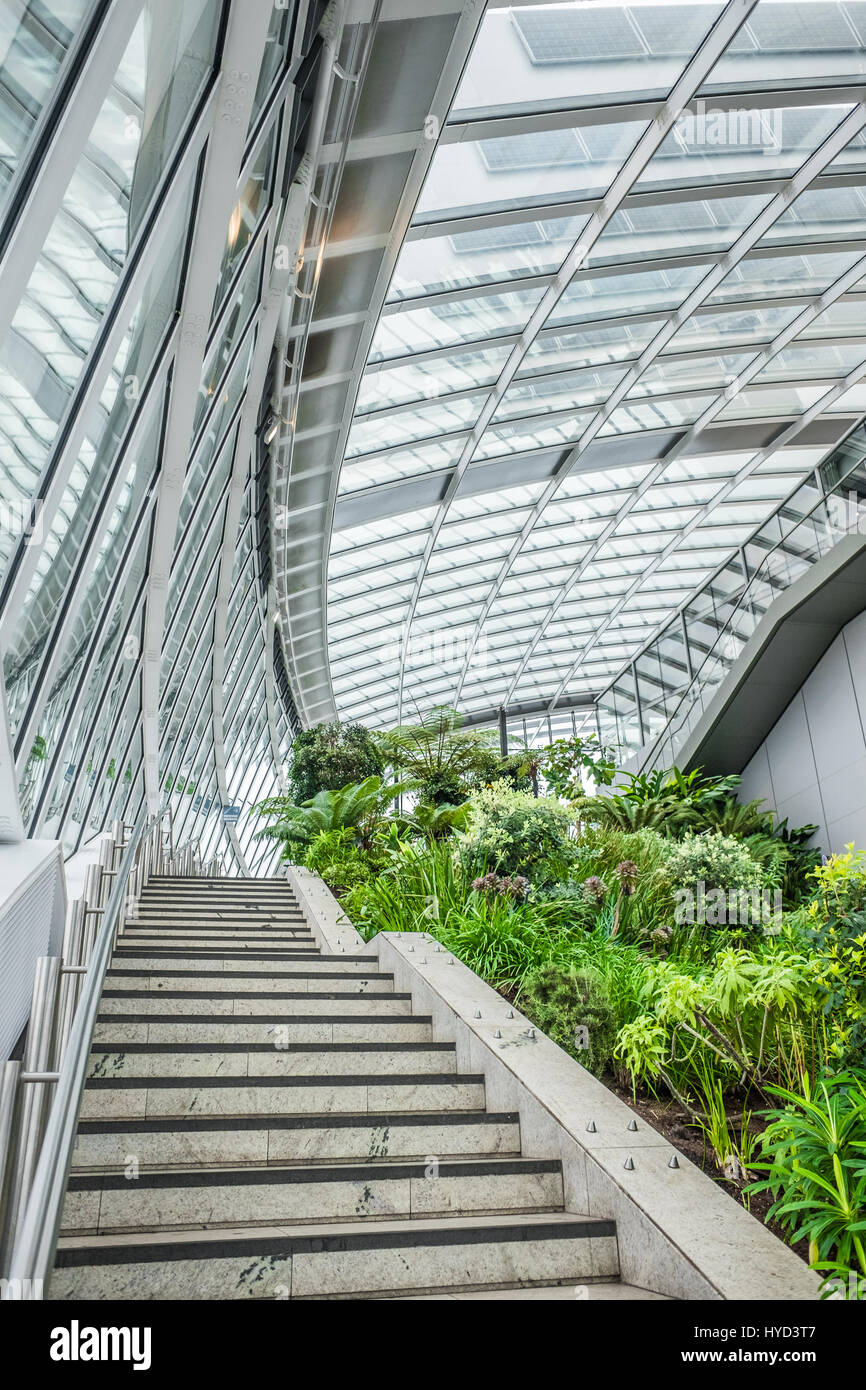 Escalier le long du côté de la Sky Gardens au bâtiment de talkie-walkie, 20 Fenchurch Street, City of London, en Angleterre. Banque D'Images