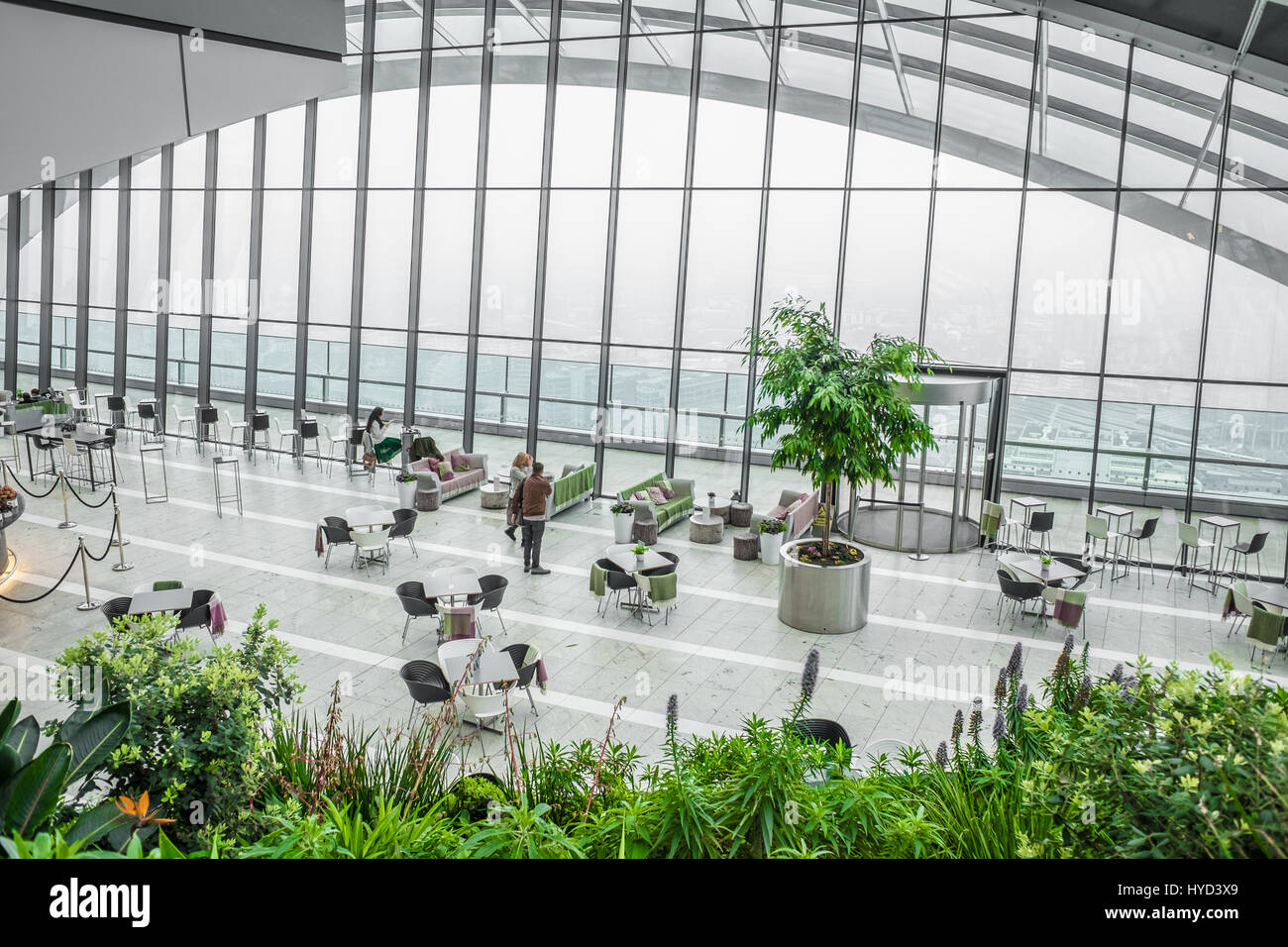 Le patio et le café région du ciel jardins du bâtiment de talkie-walkie, 20 Fenchurch Street, City of London, en Angleterre. Banque D'Images