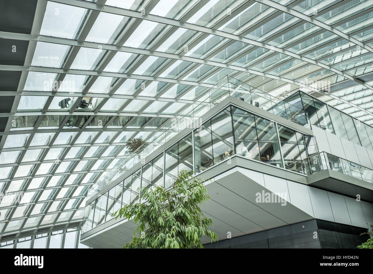 Les travailleurs sur le toit au-dessus de la barre de Darwin du ciel jardins du bâtiment de talkie-walkie, 20 Fenchurch Street, City of London, en Angleterre. Banque D'Images