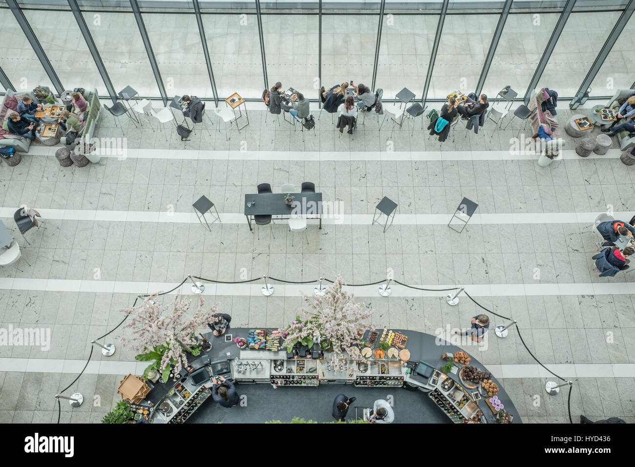Le patio et le café région du ciel jardins du bâtiment de talkie-walkie, 20 Fenchurch Street, City of London, en Angleterre. Banque D'Images