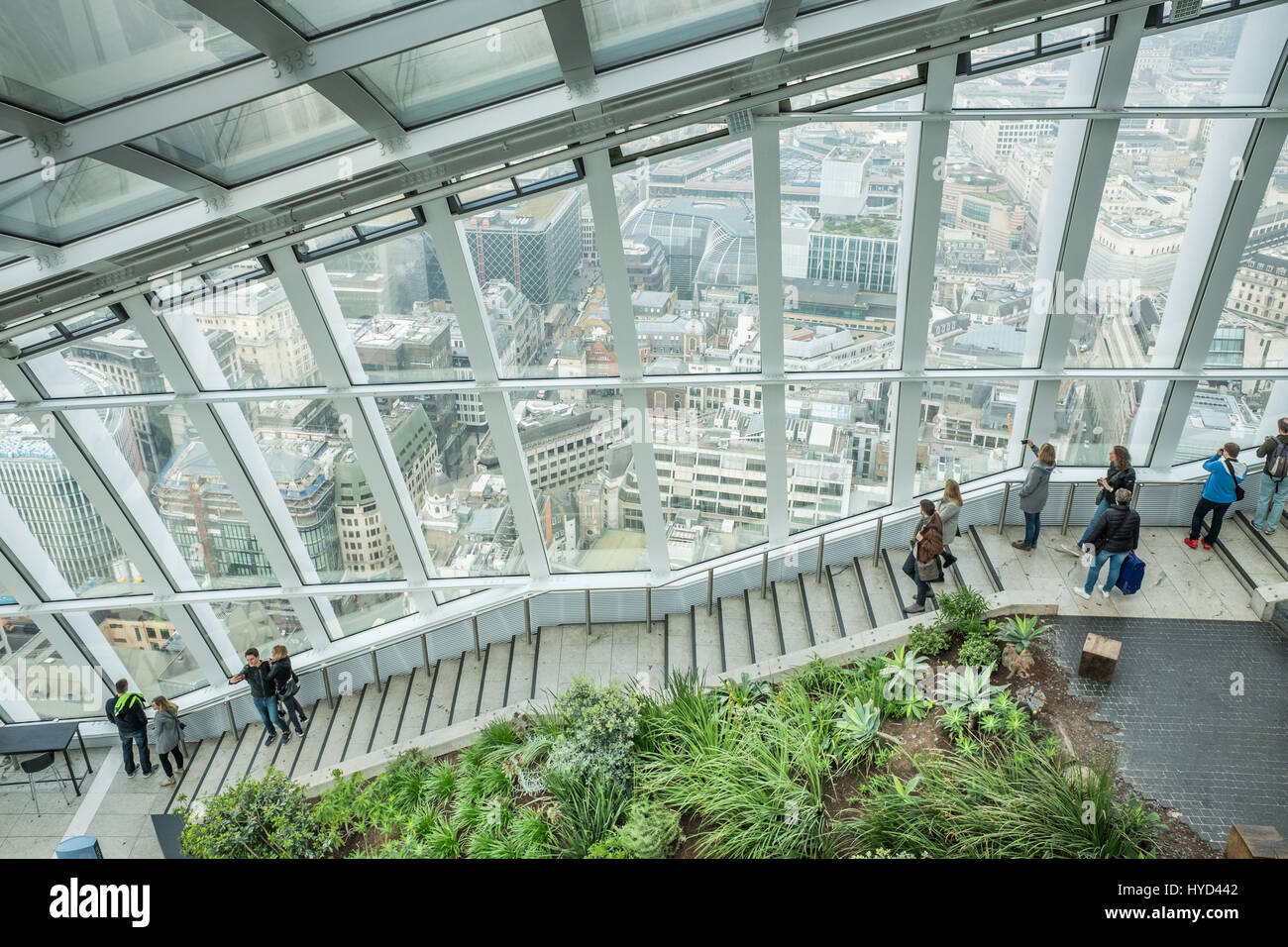 Escalier le long du côté de la Sky Gardens au bâtiment de talkie-walkie, 20 Fenchurch Street, City of London, en Angleterre. Banque D'Images