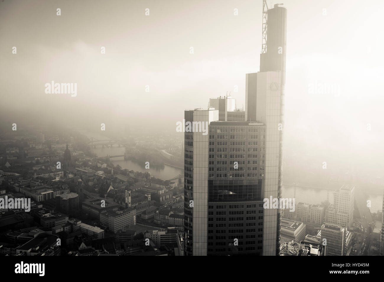 , Allemagne, Hesse, Francfort, avis de la Maintower à la Commerzbank et le centre-ville, le brouillard. Banque D'Images