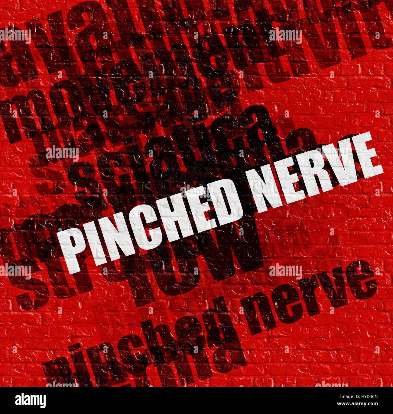 Concept de soins : nerf coincé sur le mur de brique rouge . Banque D'Images
