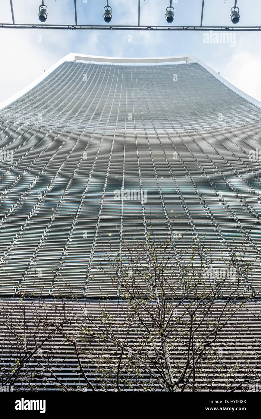 Fenêtres sur le côté sud de l'un skyscraperat talkie-walkie, 20 Fenchurch Street, City of London, en Angleterre. Banque D'Images