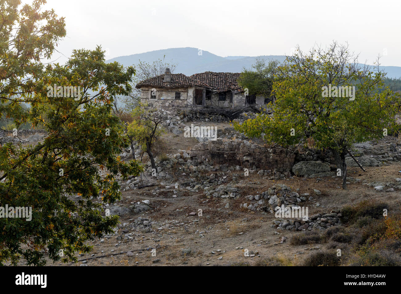 Maison abandonnée dans les montagnes Banque D'Images