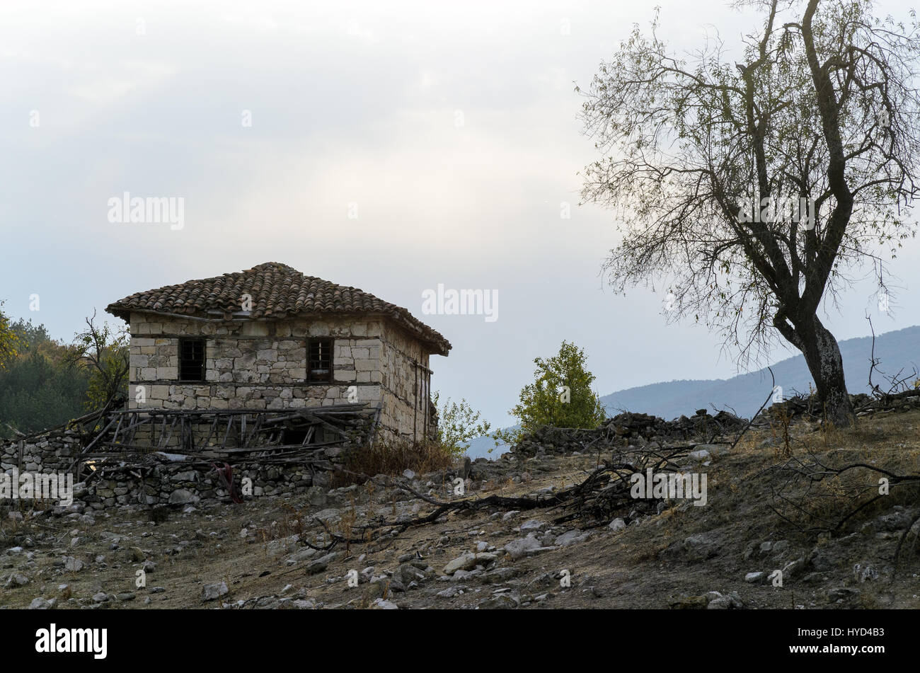 Maison abandonnée dans les montagnes Banque D'Images