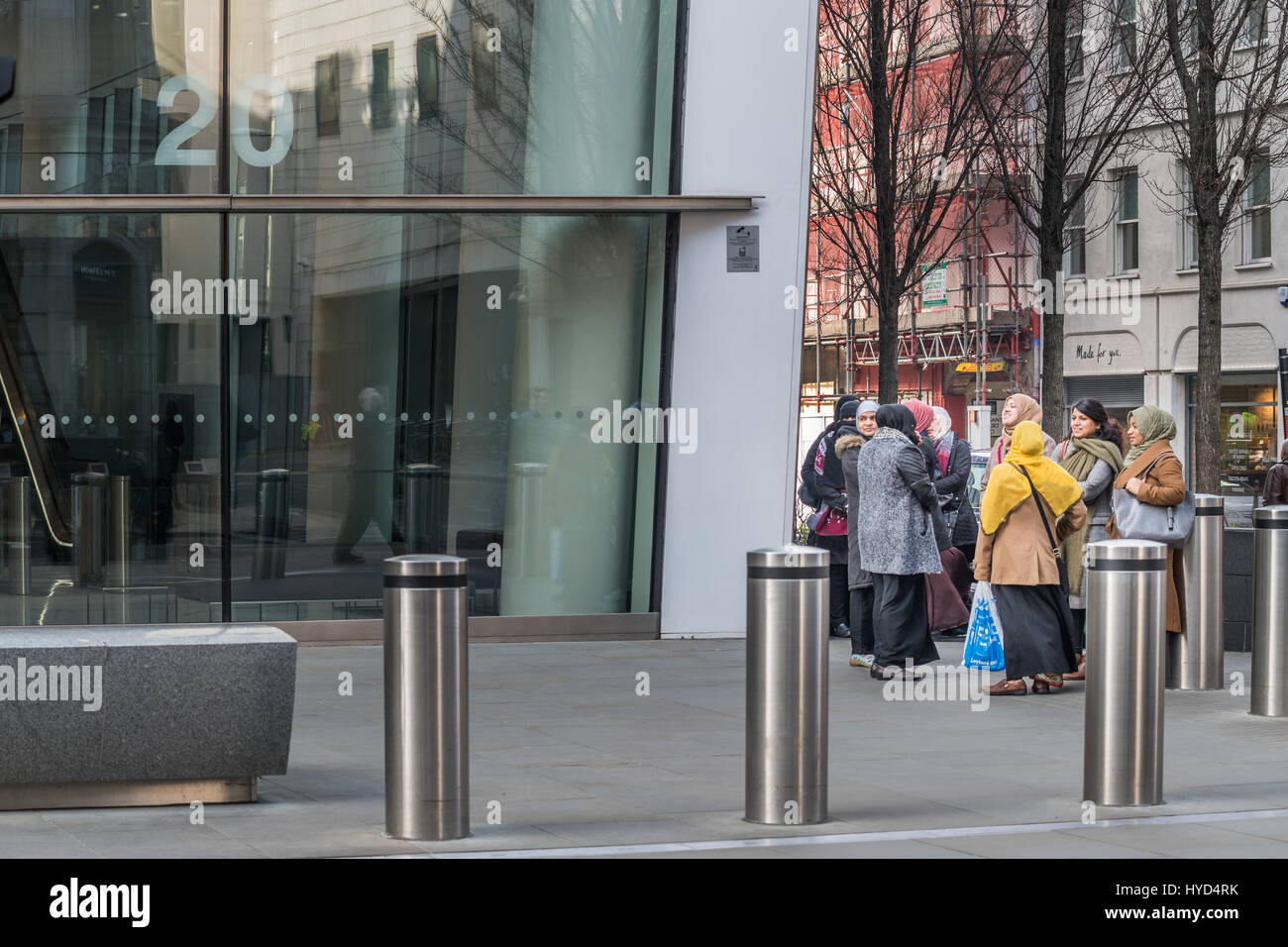 Un groupe de femmes musulmanes à l'extérieur de l'édifice, catégorie gratte-ciel de talkie-walkie, 20 Fenchurch Street, City of London, en Angleterre. Banque D'Images