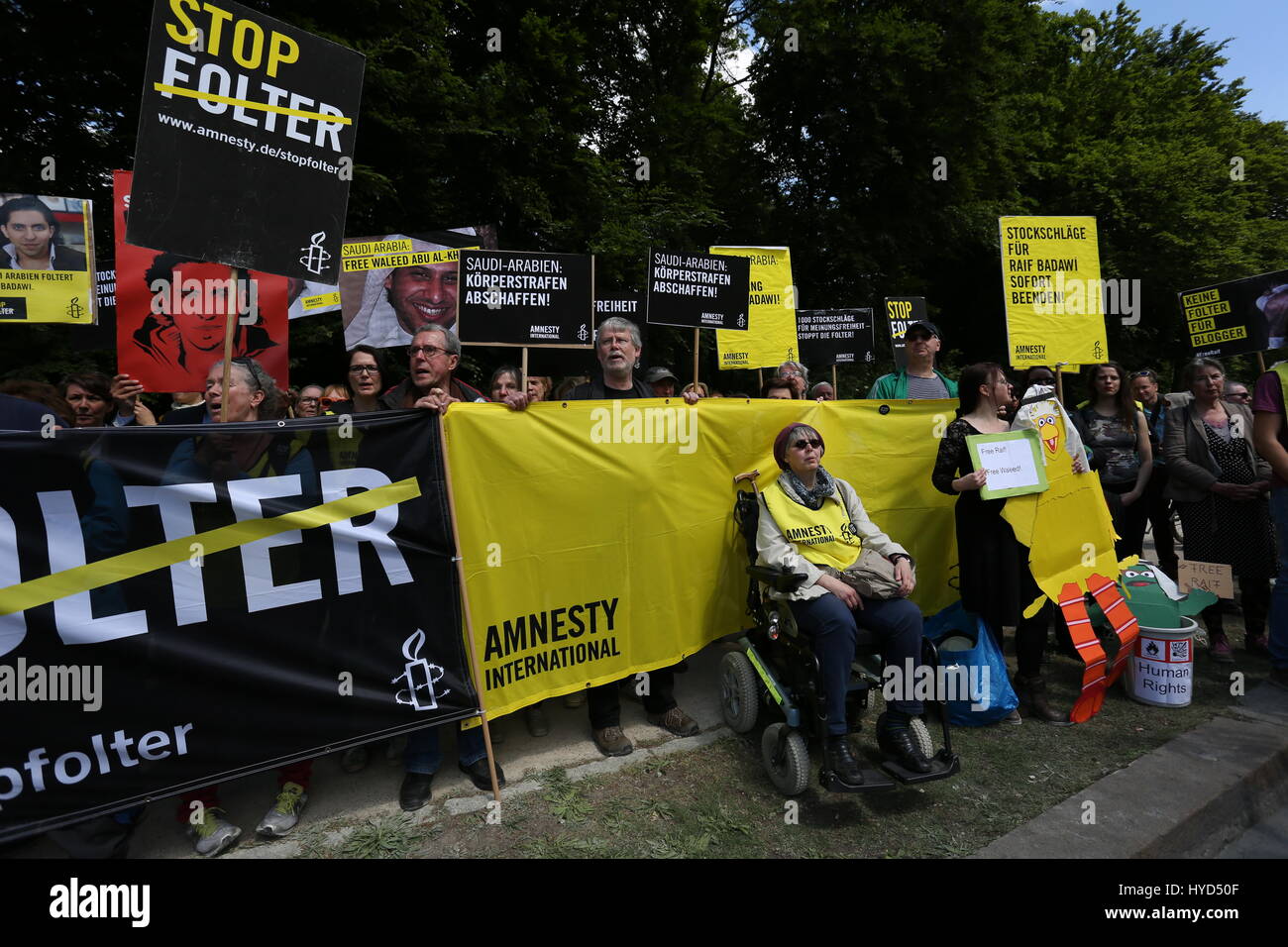 Berlin, Allemagne, 22 mai 2015 : Amnesty International et Ensaf Haidar protestation à gratuitement Raif Badawi à Saudi-Arabian ambassade. Banque D'Images