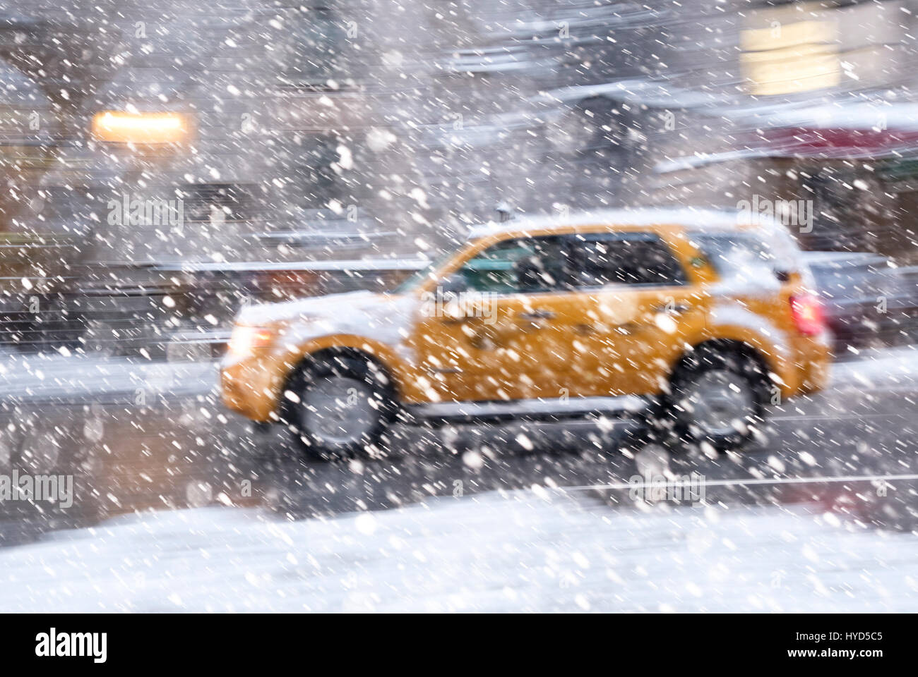 États-Unis, État de New York, ville de New York, taxi jaune conduite pendant la tempête de neige Banque D'Images