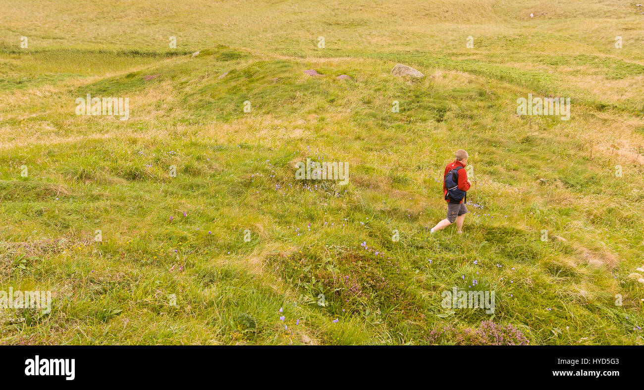 CRUIT ISLAND, Donegal, IRELAND - garçon des randonnées à travers les herbes sur Cruit Island. MRg Banque D'Images