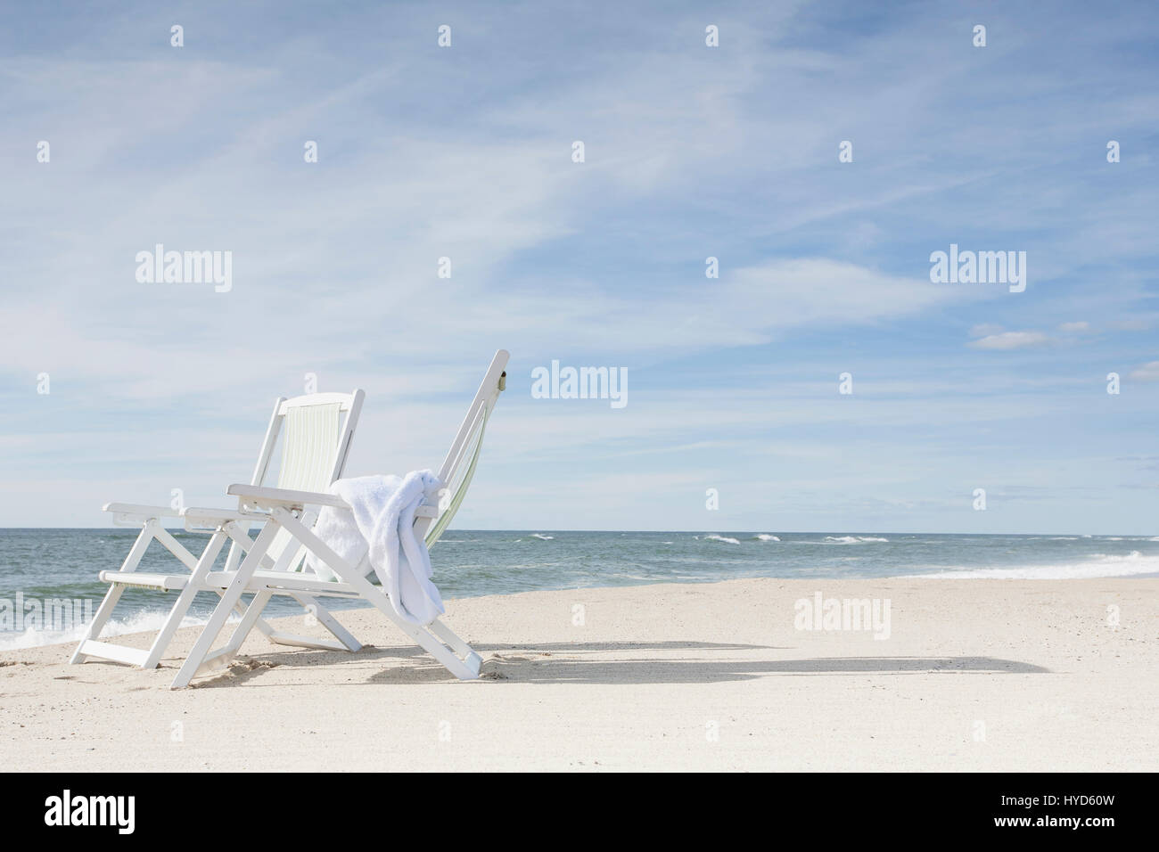 Chaises sur la plage après le lever du soleil Banque D'Images