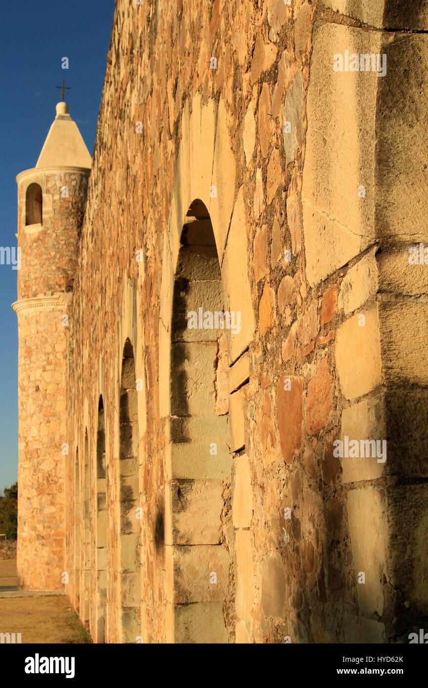 Mur extérieur, près de l'arches de l'ex-monastère de Santiago Apóstol dans la luminosité de l'après-midi, Oaxaca, Mexique. Banque D'Images