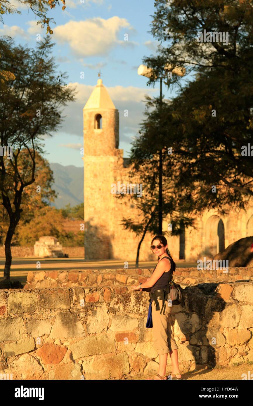 Touriste posant pour une photo à l'ex-monastère de Santiago Apóstol, Oaxaca, Mexique Banque D'Images