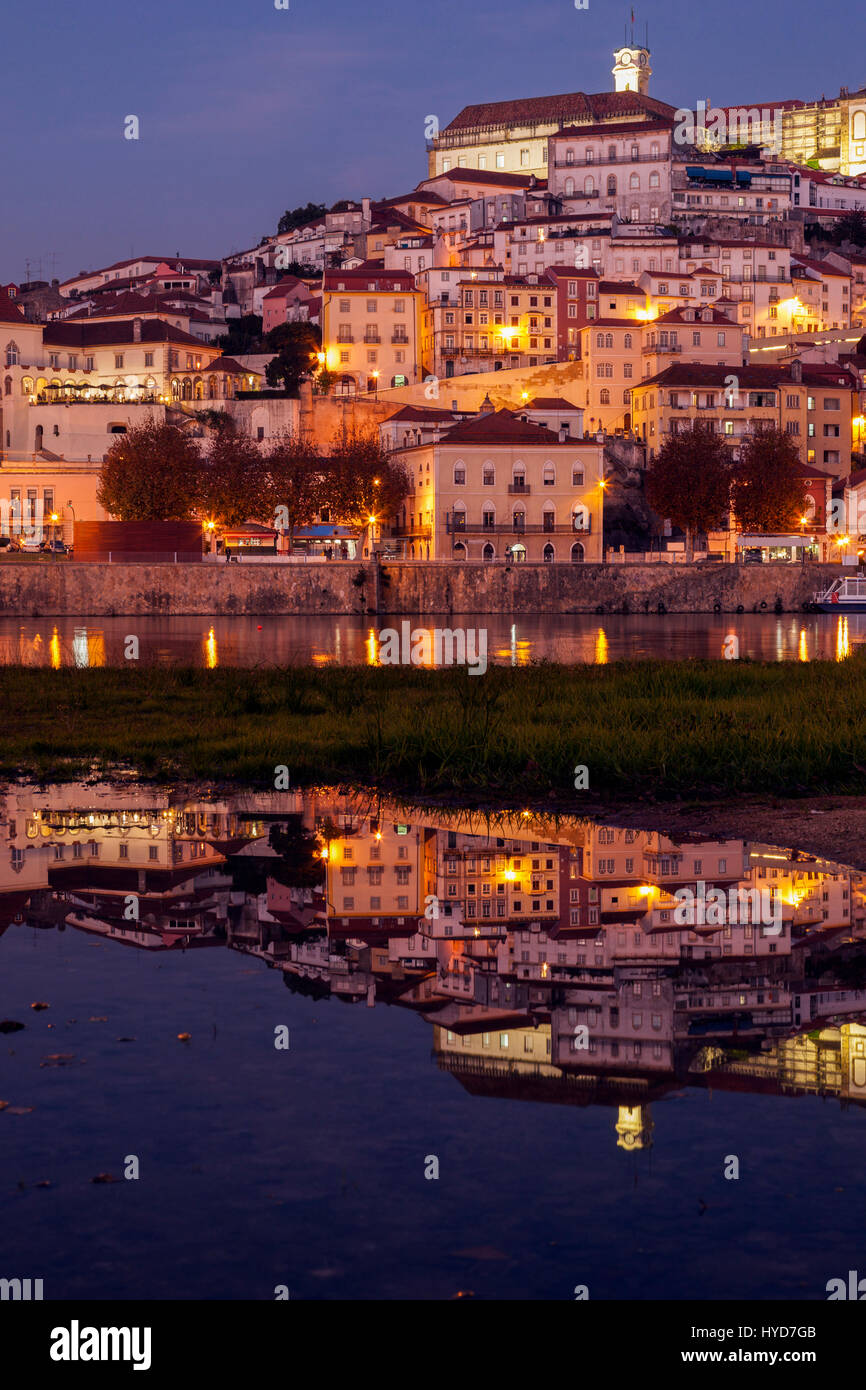 Panorama de Coimbra à travers le fleuve Mondego. Coimbra, région Centre, au Portugal. Banque D'Images