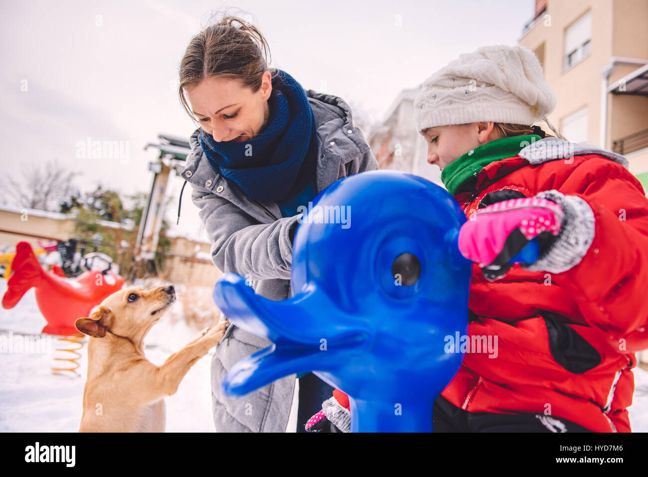 Mère et fille à l'aire de jeux couverte de neige s'amusant Banque D'Images Mère et fille à l'aire de jeux couverte de neige s'amusant Banque D'Images