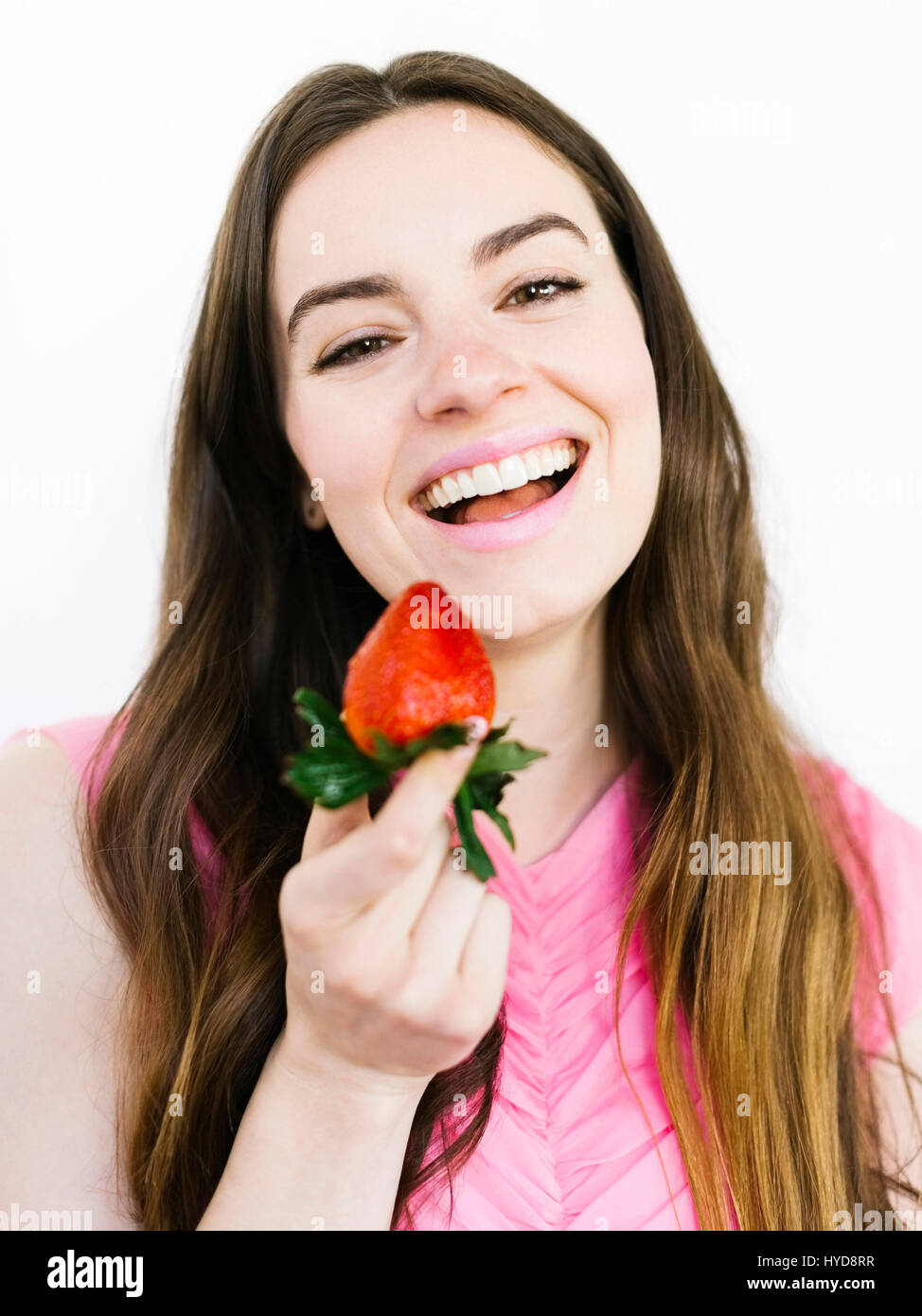 Femme tenant des fraises fraîches Banque D'Images