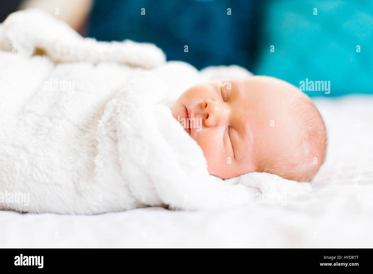 Bébé garçon (2-5 mois) dormant dans une couverture blanche Banque D'Images