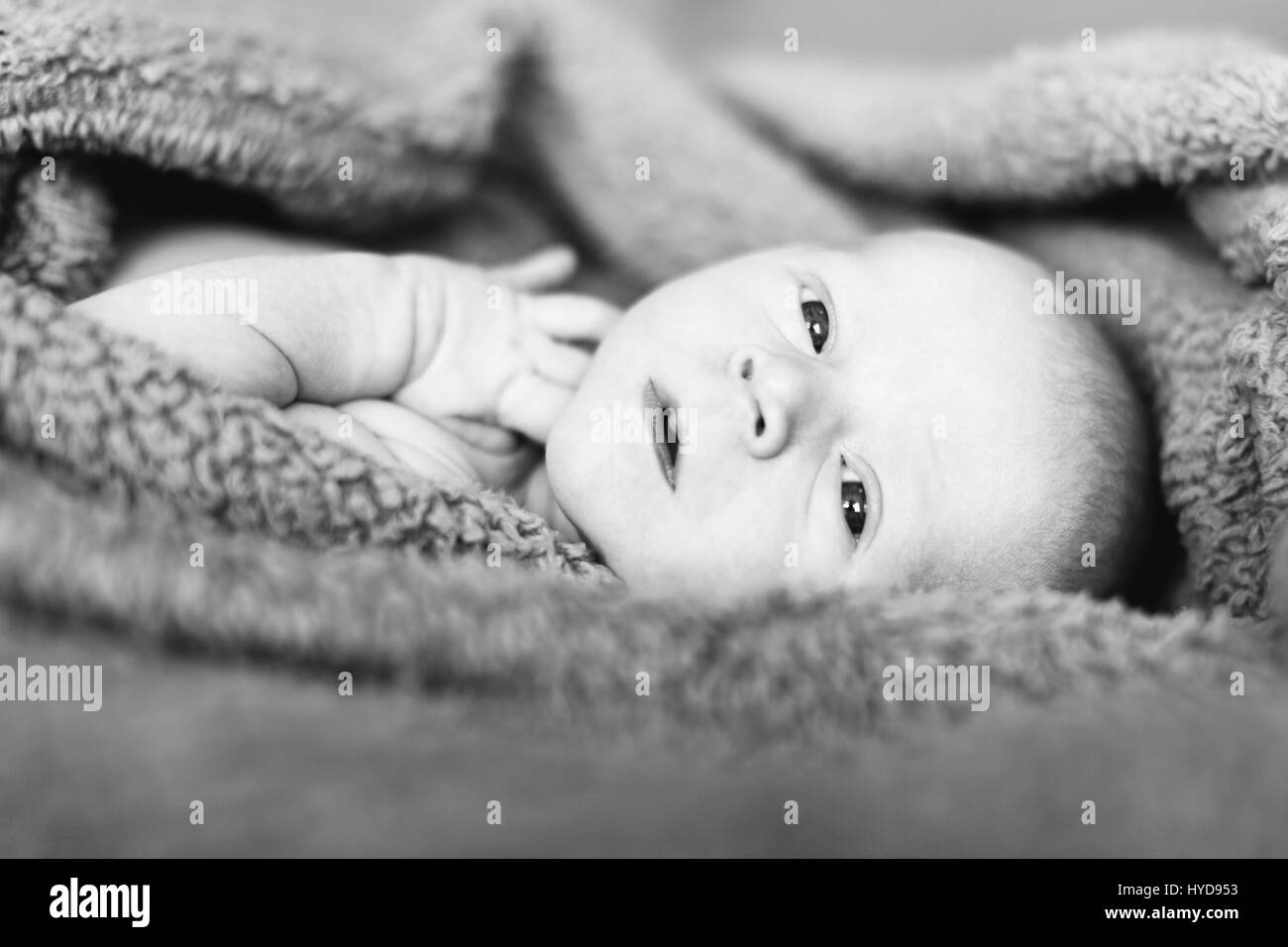 Portrait d'un jour bébé garçon (0-1 mois) couché sur une couverture Banque D'Images