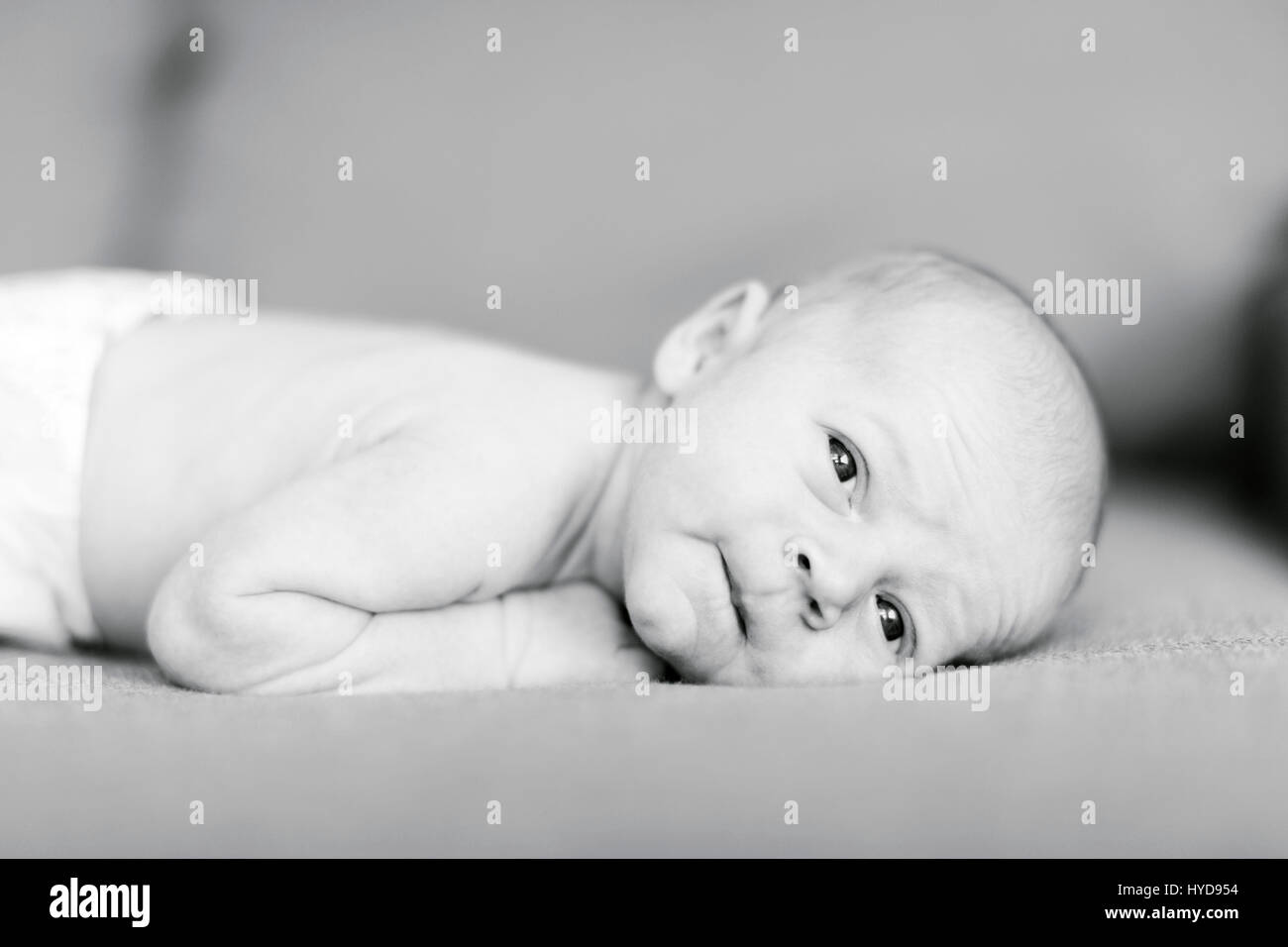 Portrait d'un jour bébé garçon (0-1 mois) sur un canapé Banque D'Images