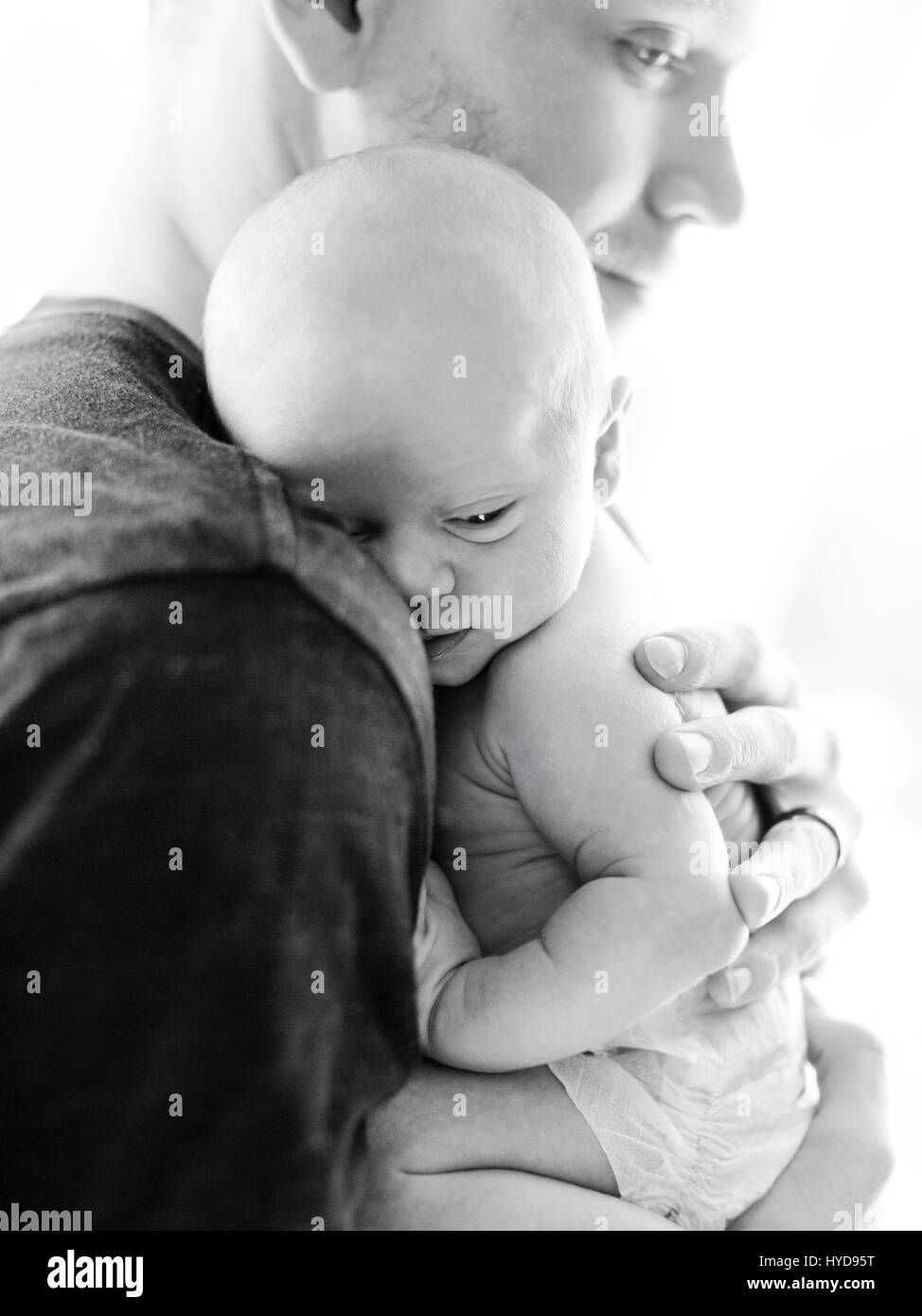 Portrait Un Jour Bebe Garcon 0 1 Mois Etre Maintenu Par Son Pere Photo Stock Alamy Portrait Un Jour Bebe Garcon 0 1 Mois Etre Maintenu Par Son Pere Photo Stock Alamy