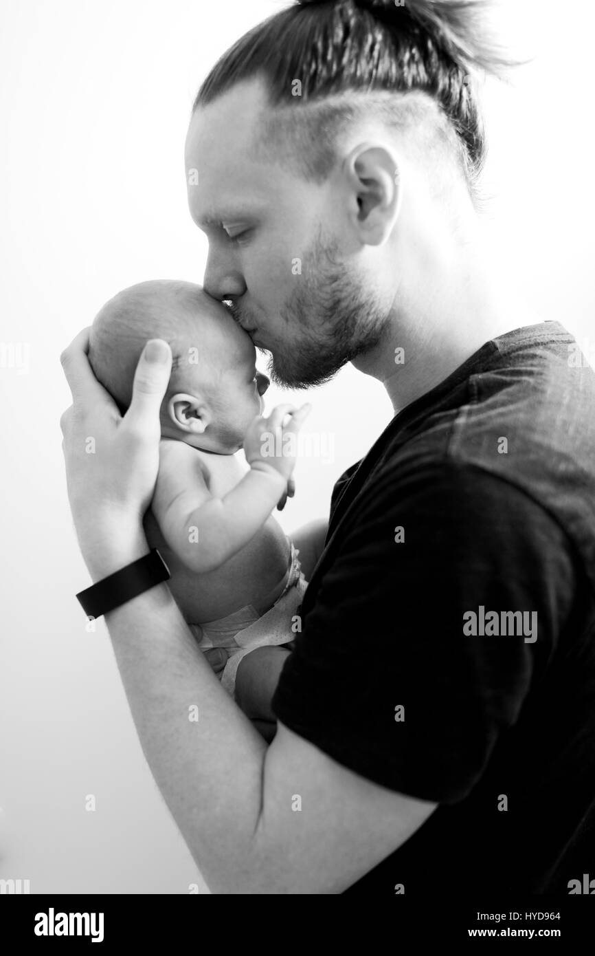 Père embrassant son nouveau-né (0-1 mois) Banque D'Images