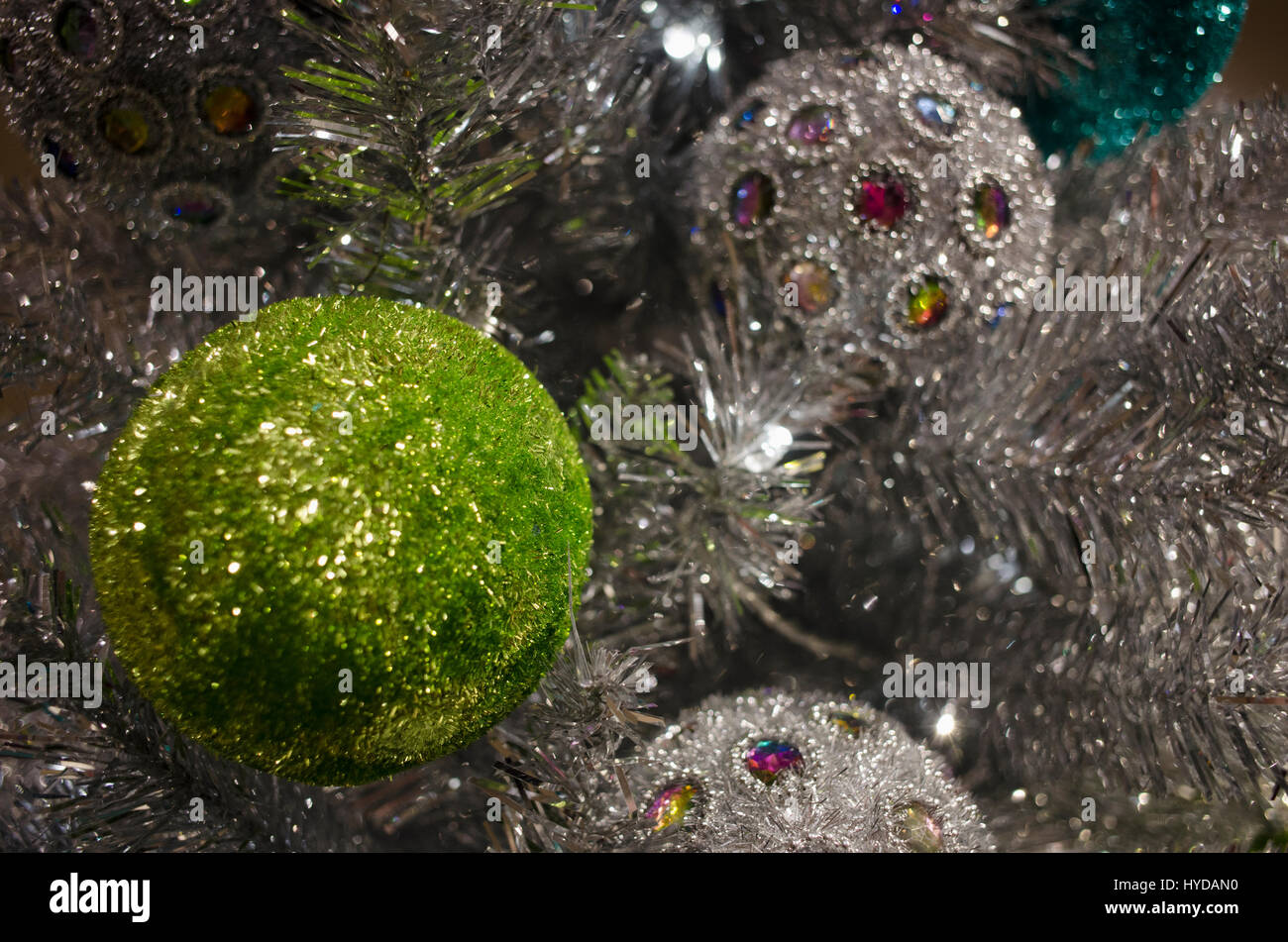 Détail de l'arbre de Noël avec ses décorations Banque D'Images
