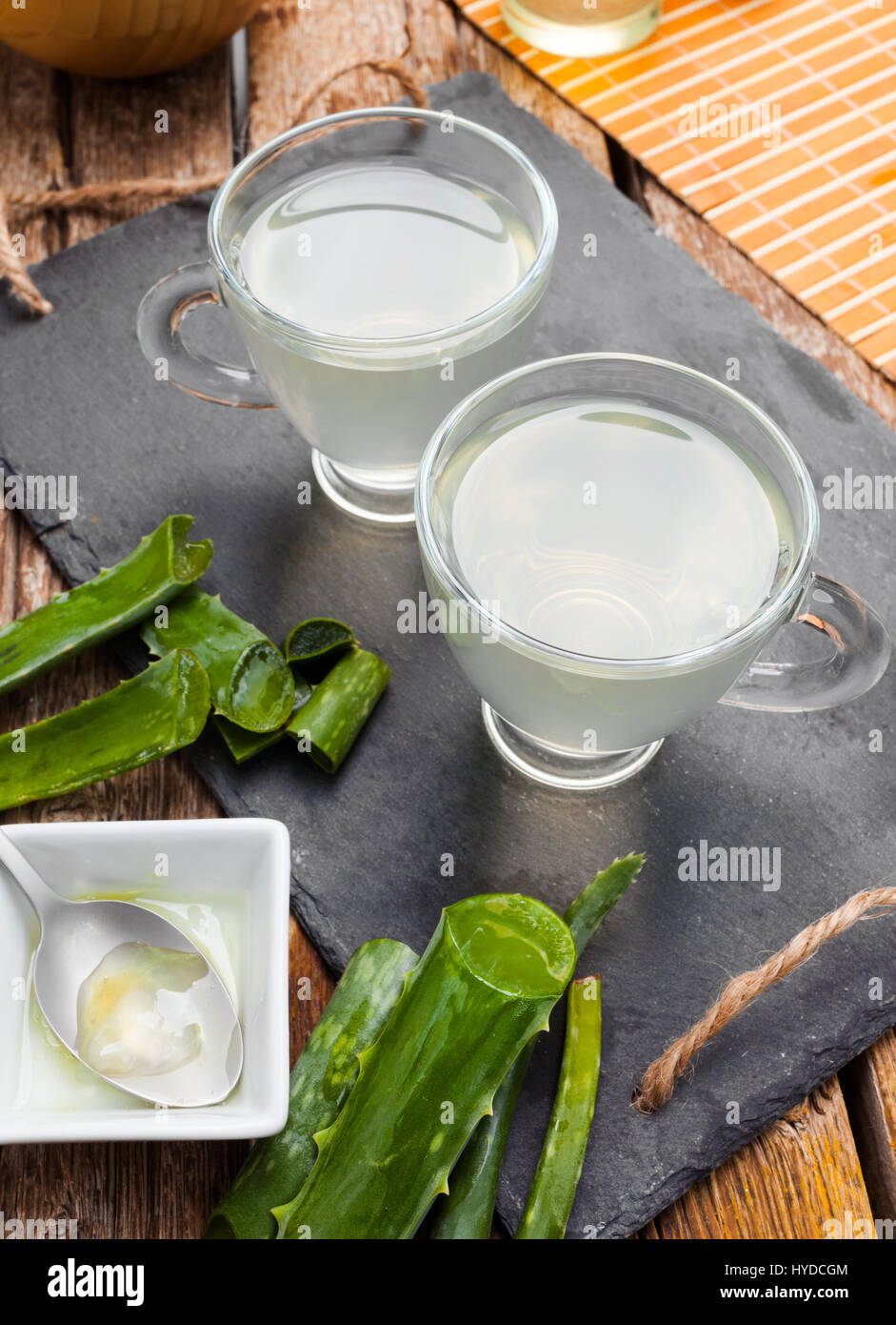 Boire de l'aloe vera et miel. Tasses en verre sur un plateau d'ardoise Banque D'Images