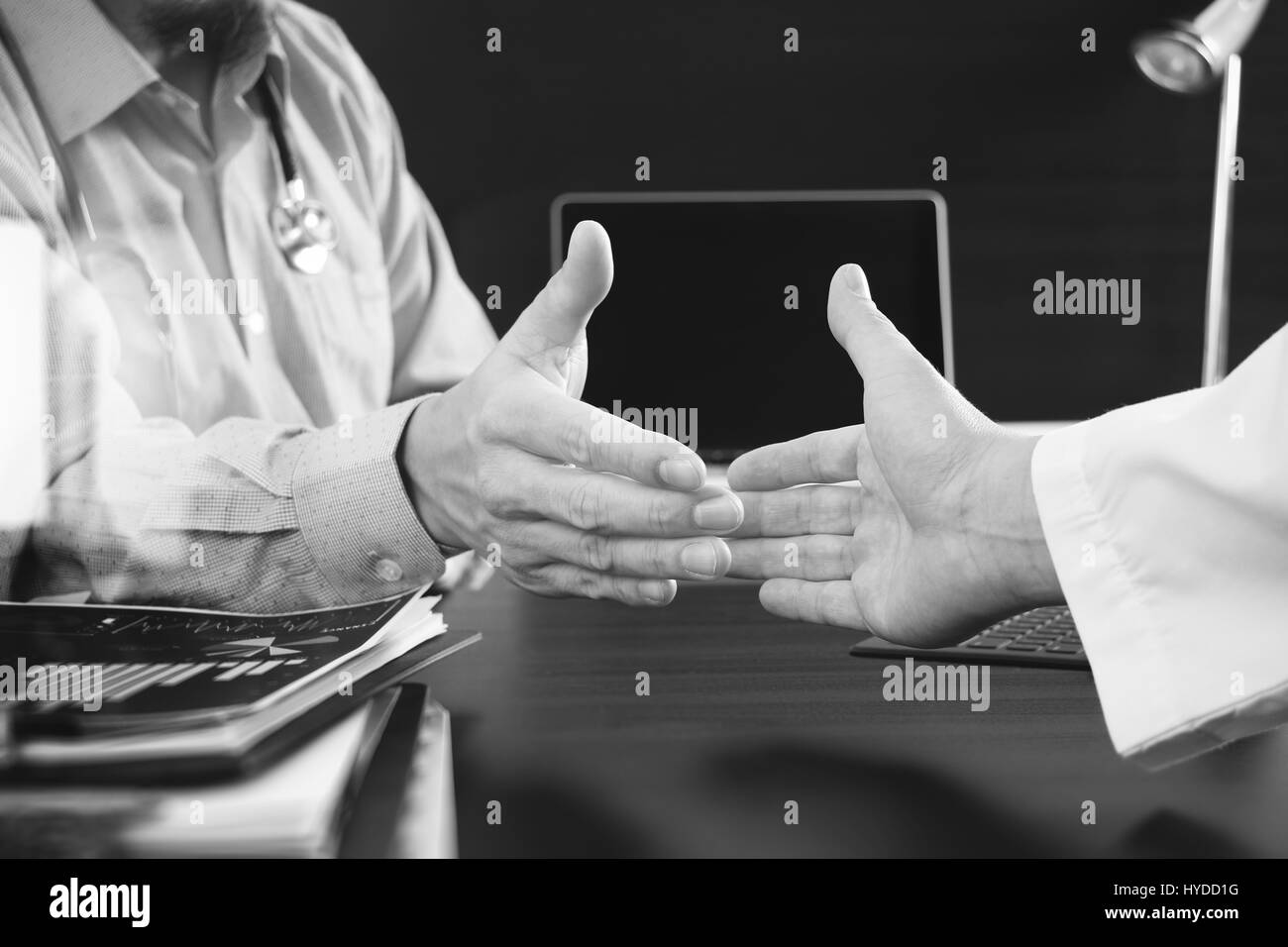 Concept de soins médicaux et de santé,Médecin et patient shaking hands in office moderne à l'hôpital, noir et blanc Banque D'Images