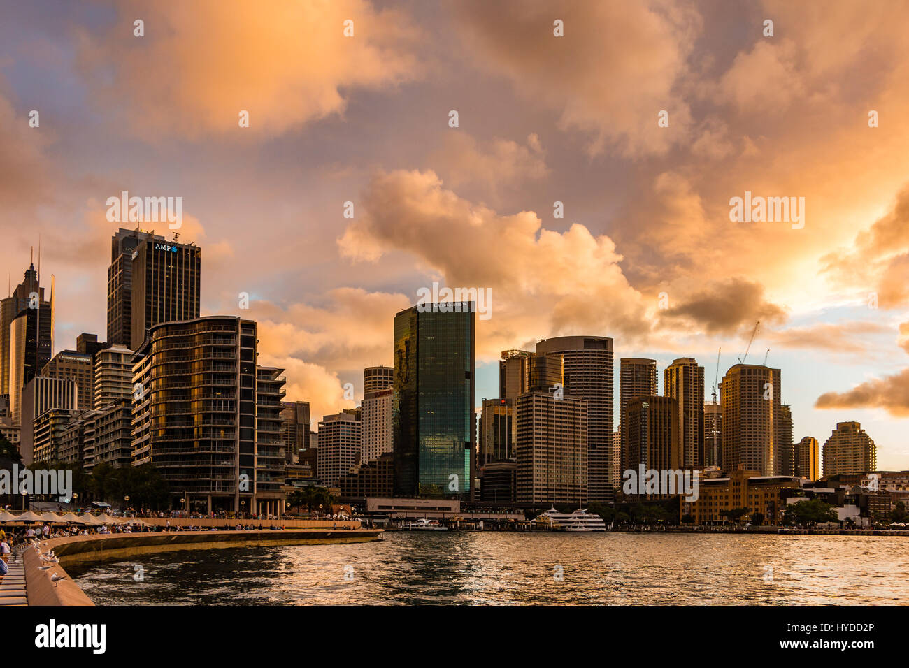 Circular Quay et le CBD de Sydney avec un ciel dramatique Banque D'Images