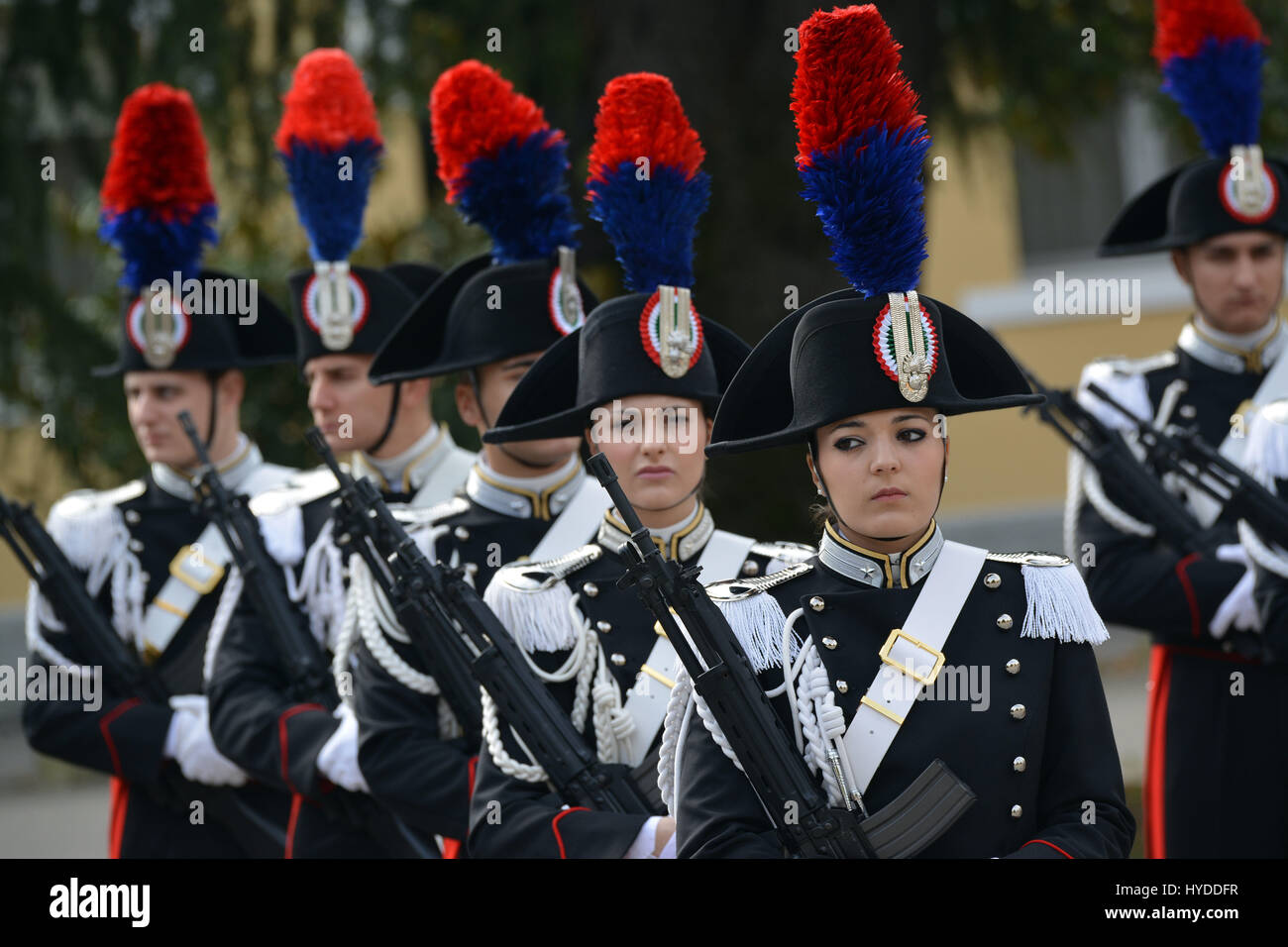 La police des carabiniers en uniforme au garde à vous au Centre d'excellence pour la stabilité des unités de police le 1 avril 2017 à Vicence, en Italie. Le centre est une école de formation des formateurs élaboré par les Carabiniers pour les missions de maintien de la paix dans le monde. Banque D'Images