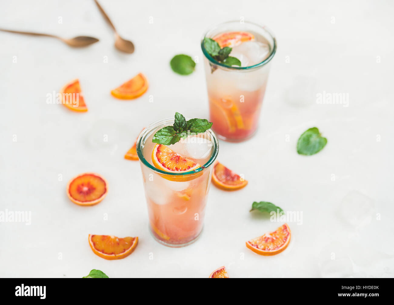Orange sanguine limonade estivaux, avec de la glace et la menthe Banque D'Images