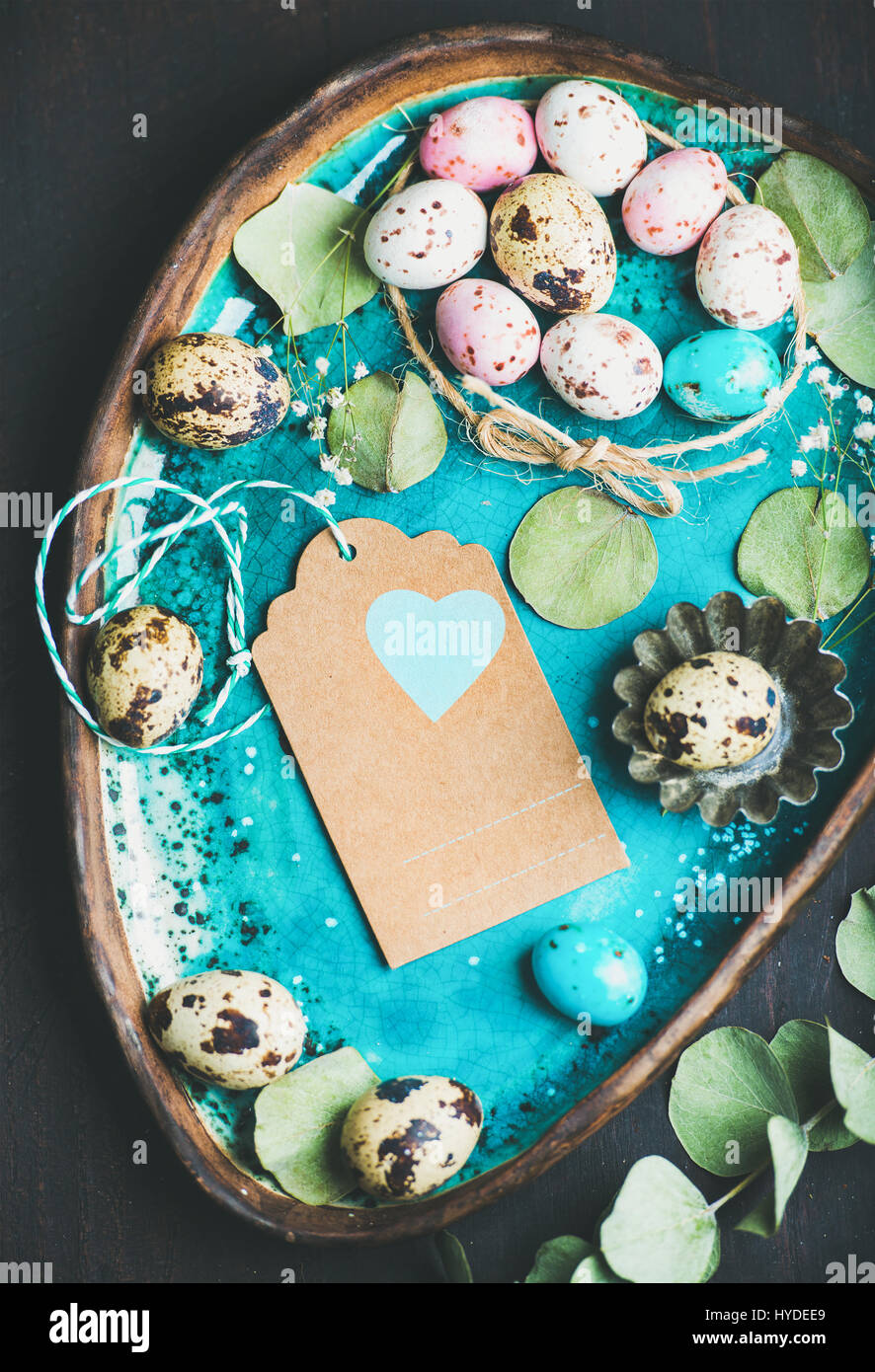 Oeufs De Caille En Couleurs De Fleurs Sechees Et Des Feuilles Pour Les Vacances De Paques Photo Stock Alamy