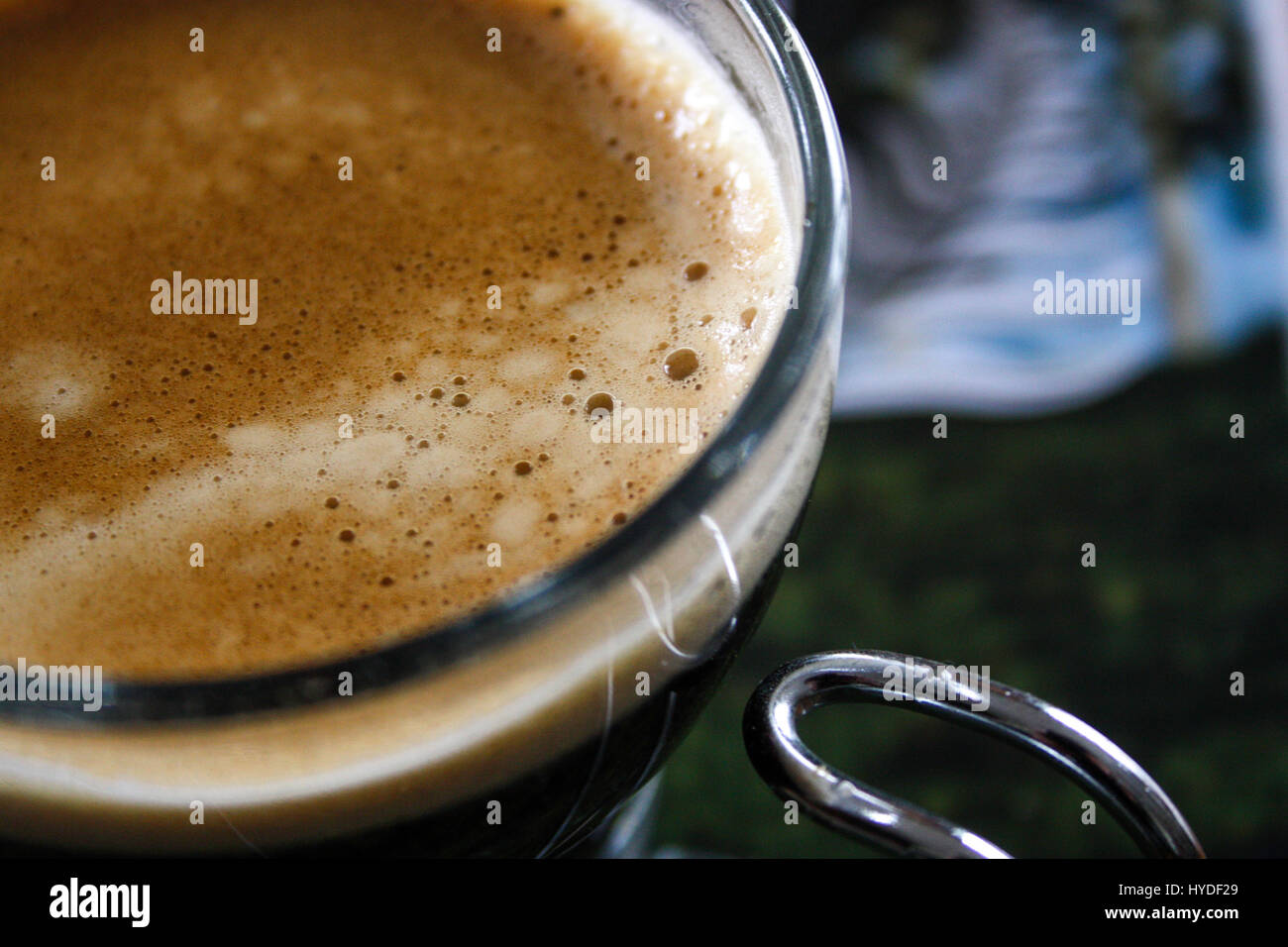 L'expresso dans une tasse en verre Banque D'Images