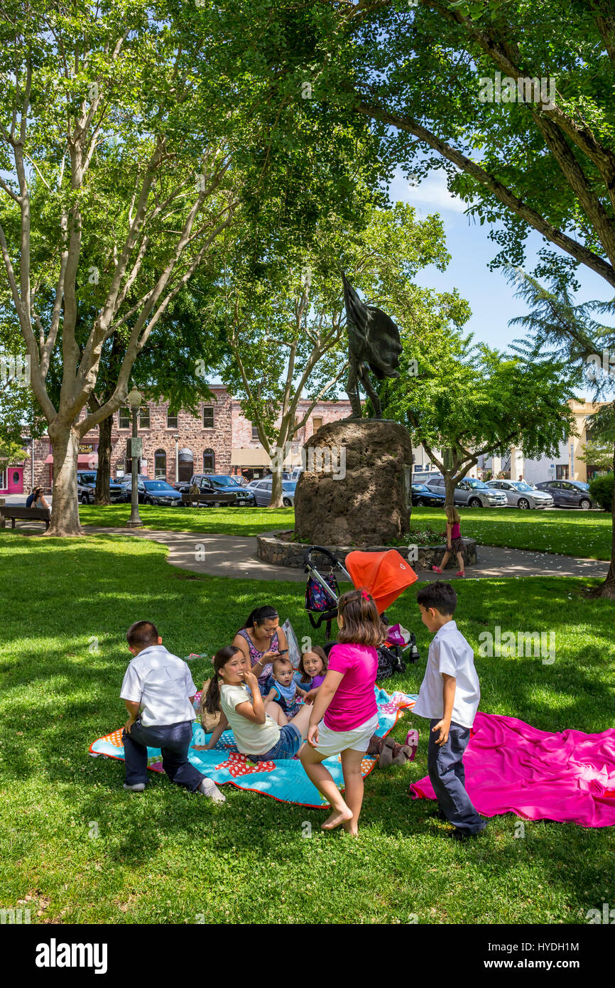 Hispanic family, sortie en famille, Sonoma Plaza, ville de Sonoma, Sonoma, Sonoma County, Californie, Etats-Unis, Amérique du Nord Banque D'Images