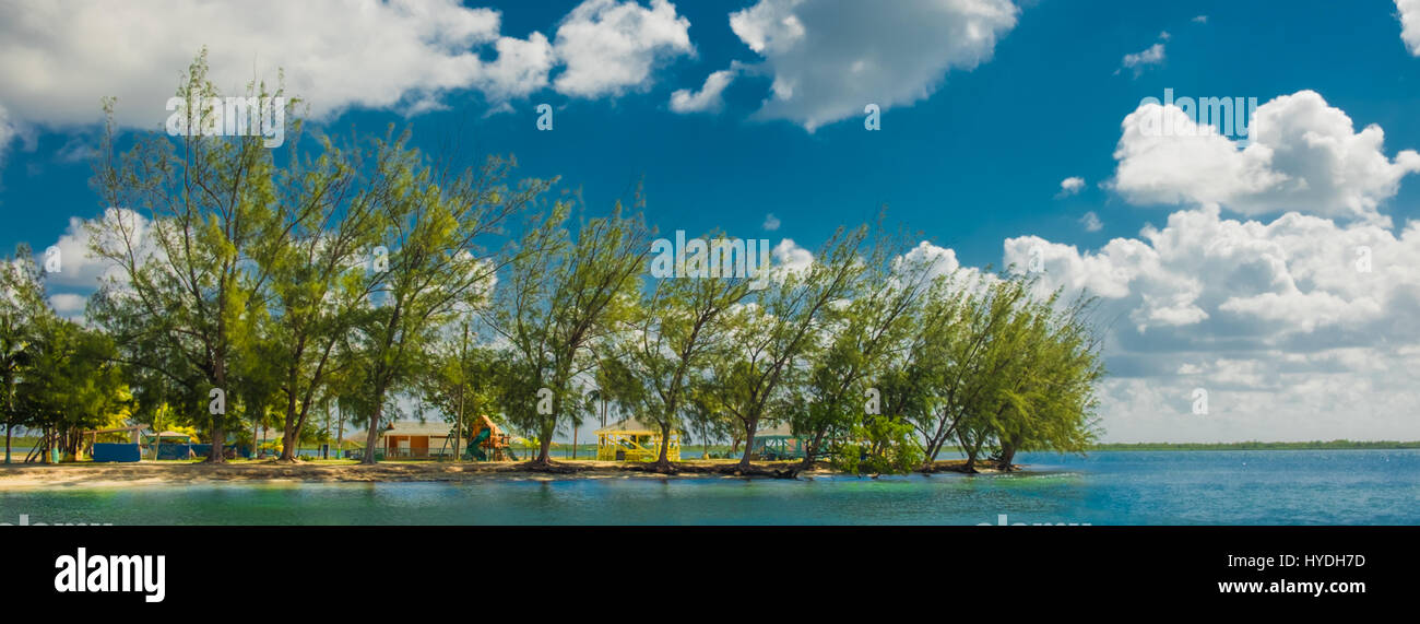 Panoramique de la plage publique de Cay d'eau avec son terrain de jeu au bord de la mer des Caraïbes, Grand Cayman, îles Caïman Banque D'Images