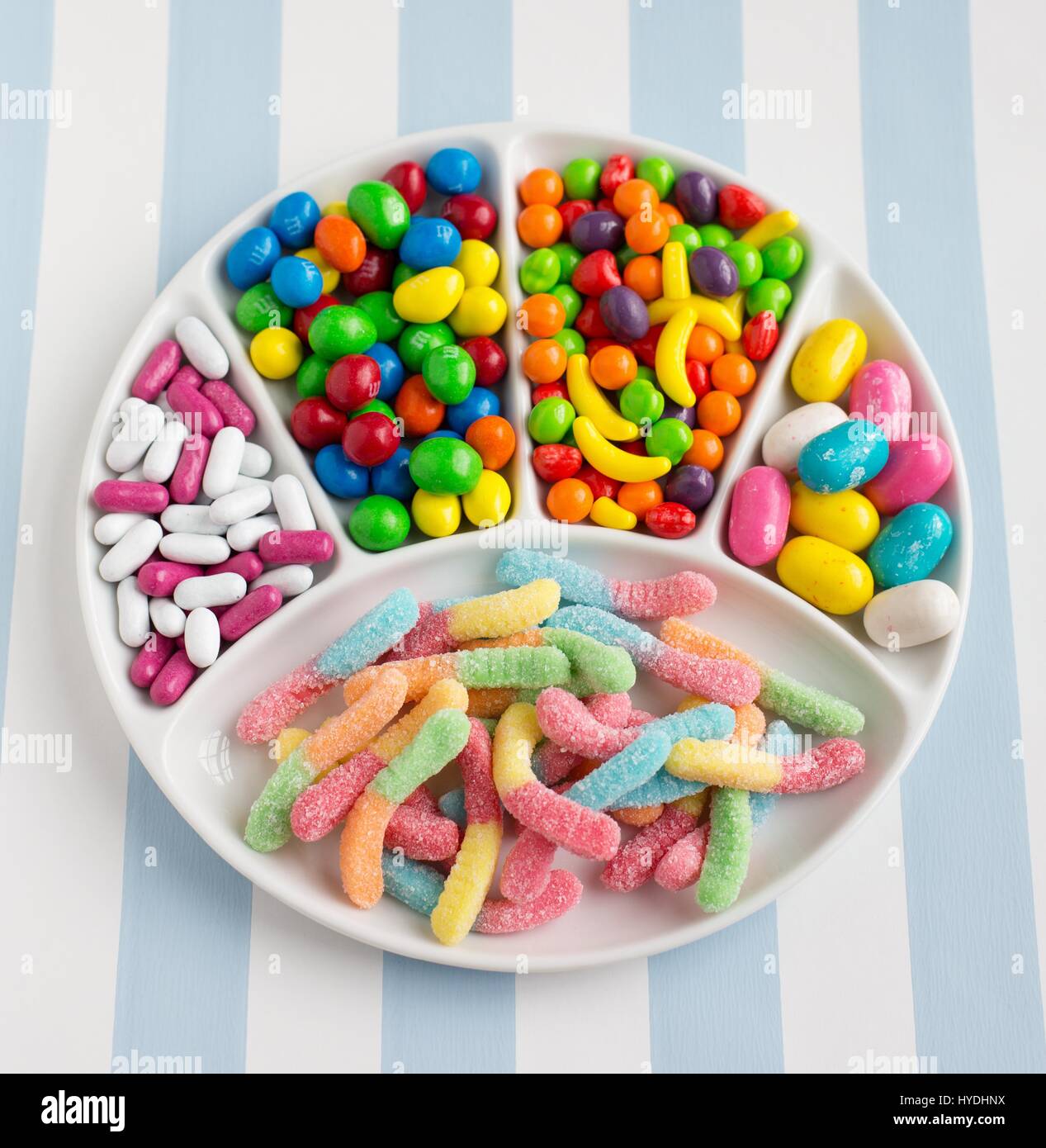 Différentes variétés de bonbons sur une assiette. Banque D'Images