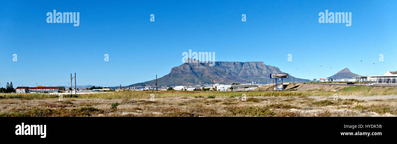 Table Mountain vu de Cap urbain, Western Cape, Afrique du Sud Banque D'Images
