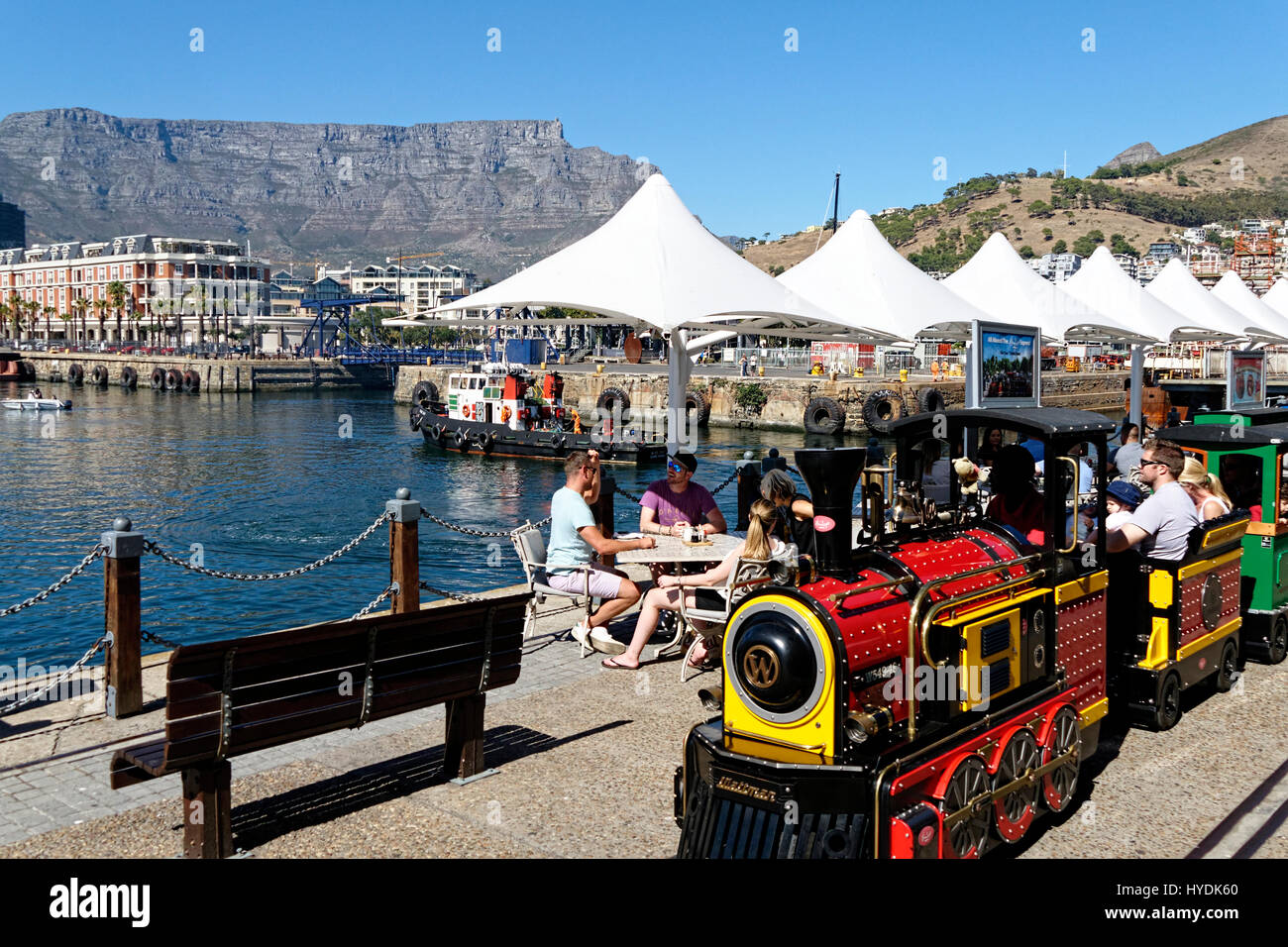 Bord de mer avec le train touristique et Table Mountain, Cape Town, Western Cape, Afrique du Sud Banque D'Images